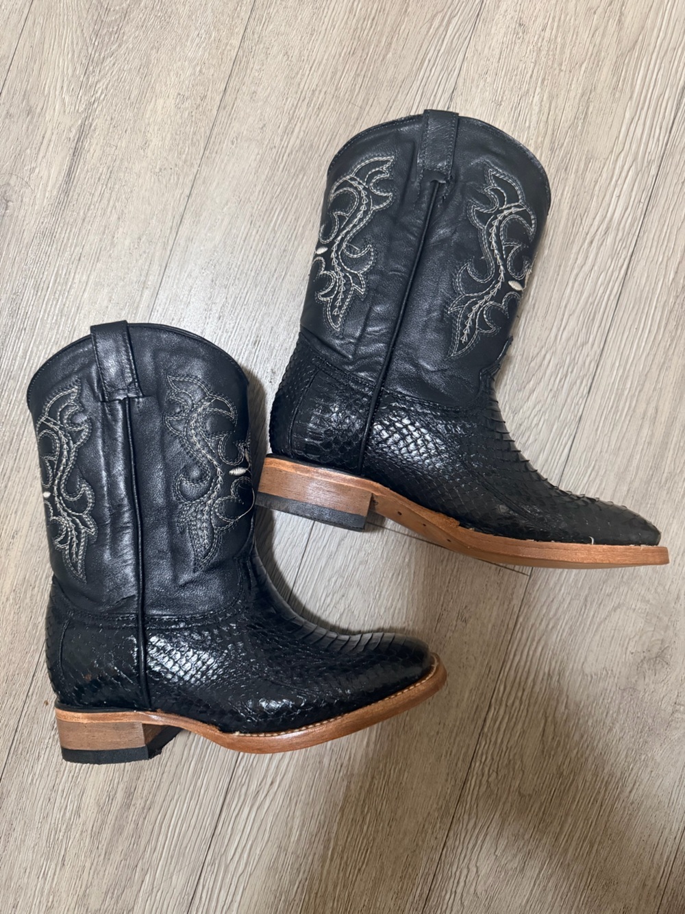 Western Cowboy Boots - Classic Embroidered Leather - Picture 2 of 2